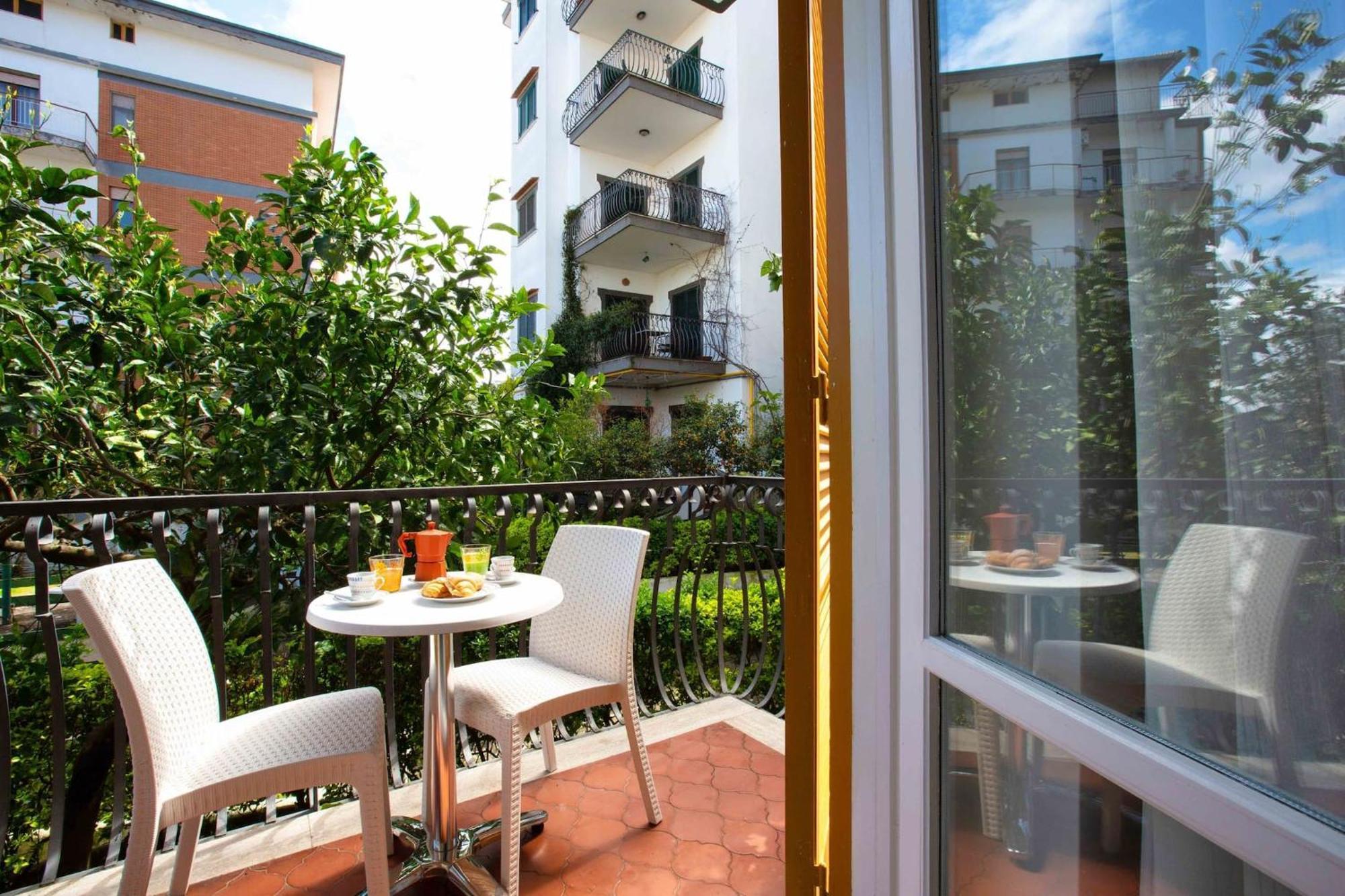 Sorrentovibes - Modern Apartment With Terrace, Swimming Pool&Tennis Bagian luar foto