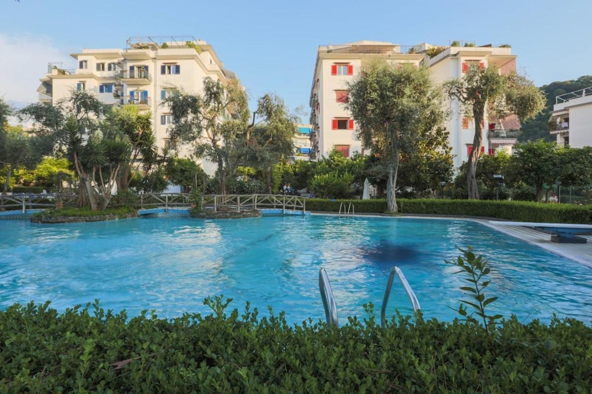 Sorrentovibes - Modern Apartment With Terrace, Swimming Pool&Tennis Bagian luar foto